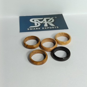 Anillos de Madera Ecológicos y Elegantes, Hechos a Mano, con Diseño Moderno y Grano Natural, Ligeros - Product Image 5