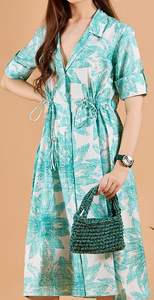 Vestido al por mayor de georgette lavable, azul turquesa con estampado floral, corte A, cuello en V, manga corta, largo midi y bajo acampanado. - Product Image 3