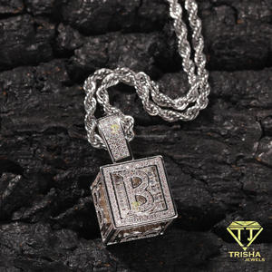 Collier Pendentif Lettre M en Moissanite de Luxe, Plaqué Or, Pendentif Initiale Carrée Sertie de Pierres Scintillantes avec Chaîne Cordon - Product Image 3