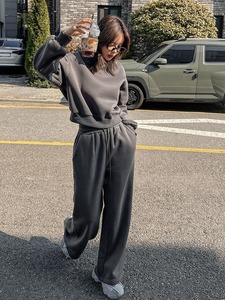 Ensemble de sport pour femme, veste zippée ajustée en coton et polyester, pantalon de jogging respirant et extensible, vêtements de fitness et de sport. - Product Image 4