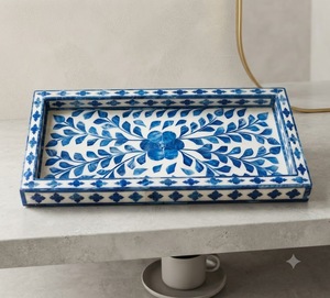 Plateau décoratif rectangulaire en céramique, motif floral bleu, style Art déco, surface gravée à la main, pour anniversaire et célébrations - Product Image 1