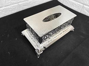 Élégant porte-boîte à mouchoirs argenté avec gravure florale ajourée complexe pour la réception des invités et comme centre de table dans le salon - Product Image 4