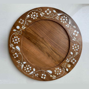 Plateau rond élégant en bois avec des bordures florales incrustées complexes, parfait pour la décoration de table moderne et le service - Product Image 2