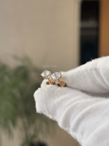 Boucles d'oreilles solitaires modernes et élégantes en or jaune 18 carats avec diamant de laboratoire taille coussin, clous à quatre griffes, bijoux fins romantiques pour mariage 1.286 - Product Image 2