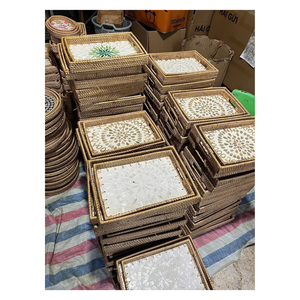 Plateau rond en rotin fait main avec incrustation de nacre - Product Image 3