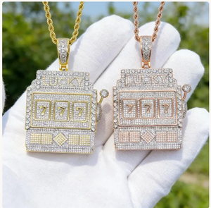 จี้รูปตู้สล็อตแบบ Iced Out พร้อมตัวเลข 777 ประดับเพชรโมอิสซาไนต์ เครื่องประดับหรูหรา ขายส่ง - Product Image 4