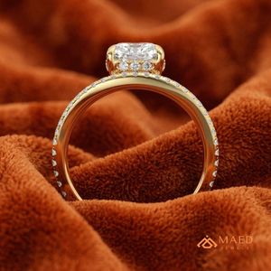 แหวนหมั้นเพชรโมอิสซาไนต์ทรงบริลเลียนต์ทองคำขาว 14K พร้อมวงแหวนแต่งงานแบบโค้งประดับเพชรหรูหราสำหรับเจ้าสาว งานฝังแบบ Prong Setting จากกูร์การัต - Product Image 5
