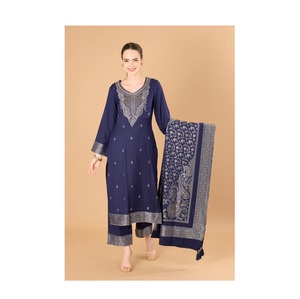 Colección de invierno Dilkash exclusiva de Safaa, la más vendida, con prendas de diseñador de tela cálida de alta calidad para mujer, disponible para la venta. - Product Image 1