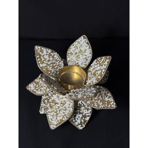 Porte-bougie en métal fait main avec perles en or blanc - Décoration d'intérieur de luxe écologique pour Noël, la Saint-Valentin, Pâques, design floral - Product Image 4