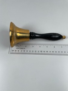 Cloche à main élégante et stylée en laiton avec manche en bois pour annonces, usage festif et son clair et lisse – Cloche à main en laiton de style nautique - Product Image 5