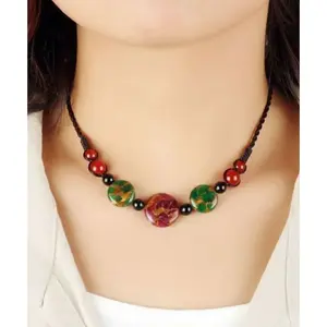 Collier en résine moderne pour femmes, accessoires de mode en cristal, conçu pour les femmes et les filles - Product Image 1