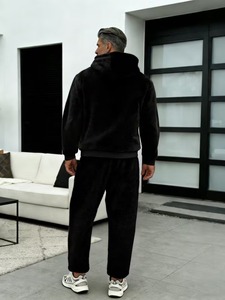 Ensemble de survêtement en velours pour homme moderne avec un design élégant pour les occasions décontractées et les tenues de détente - Product Image 4