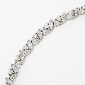 Collar de tenis con zafiro azul de Ceilán de 22.70 ct en oro blanco de 14K con diamantes G VS cultivados en laboratorio, elegante diseño bicolor - Product Image 5