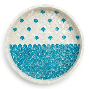 Plateau de service décoratif artisanal en céramique avec incrustation de nacre, motif écailles de poisson bleu et blanc, design bohème, écologique - Product Image 1