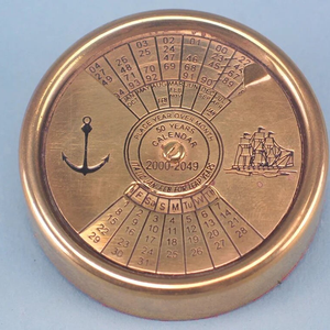 Plaque Calendrier Nautique Circulaire en Laiton 2000-2049 Plaqué Or avec Ancre et Bateau en Relief pour Décoration Intérieure - Product Image 3