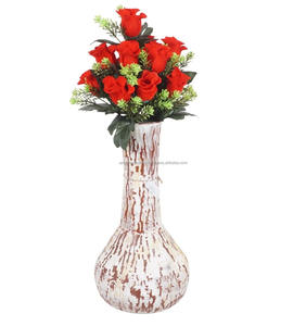 Vase brun artisanal avec des fleurs blanches artificielles, probablement destiné à la décoration de la maison ou du bureau. - Product Image 5
