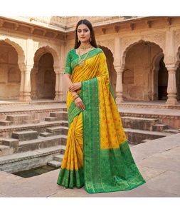 Sari Tradicional Indio de Seda Pochampalli con Blusa de Brocado Tejido y Borde de Manga con Zari para Bodas - Product Image 1