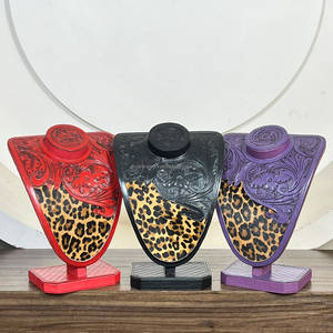 Soporte de exhibición de joyería de cuero repujado a mano Super Septiembre, busto para collares de piel auténtica con estampado de leopardo, expositor de mostrador para minoristas - Product Image 2