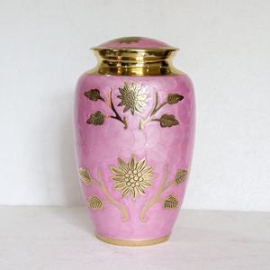 Urne funéraire en laiton traditionnelle moderne de qualité supérieure avec gravure personnalisée de rose, couleur rose, urne artisanale pour cendres d'adultes - Product Image 3