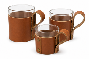 Porte-verres à vin en cuir marron personnalisable fait main, style moderne transparent, avec sous-verres, lot de trois, facile à utiliser, personnalisé - Product Image 1