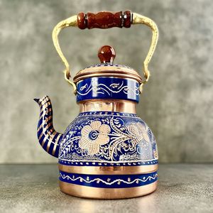 Bouilloire à thé en cuivre gravée de motifs floraux dorés, style vintage, pour faire bouillir l'eau, le thé et le café sur le poêle de la cuisine - Product Image 4