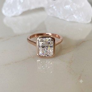 Anillo de Diamante Cultivado en Laboratorio con Corte Radiante, Bisel de Oro, Solitario, para Compromiso o Boda, para Mujer - Product Image 1