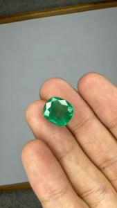 Vente en gros de pierres précieuses vertes en émeraude naturelle de Zambie de 5,95 carats, taille coussin, pour bagues, pendentifs et bijoux fins de luxe - Product Image 2