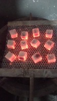 Desde Indonesia, estas briquetas se producen solo con cáscaras de coco y garantizan una calidad de primera.