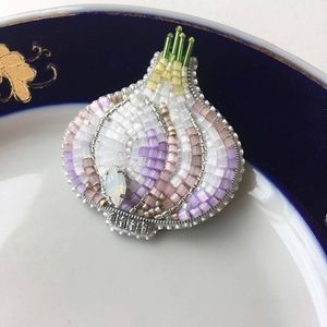 Broche fleurie brodée à la main, exquise et perlée, bijou de luxe pour toutes les occasions - Product Image 4