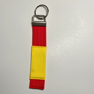 Llavero de Tela Roja y Amarilla con Anillo Metálico para Entrenamiento de Artes Marciales - Product Image 1