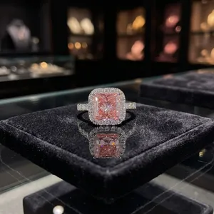 Anillo de Compromiso de Lujo con Diamante Rosa Corte Princesa y Halo, Banda de Oro 18K con Pavé de Diamantes, Certificado IGI, Joyería para Boda y Compromiso - Product Image 6