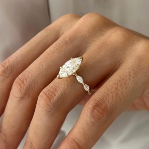 Bague de fiançailles tendance en or jaune 18 carats avec 2 diamants de laboratoire en forme de marquise pour les acheteurs en gros - Product Image 4
