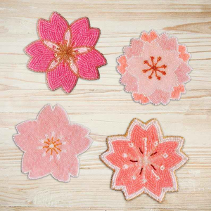 Sous-verres en verre perlé faits à la main de qualité supérieure, uniques et réutilisables pour les soirées cocktails, pour les occasions de Noël, fabriqués à la main en Inde - Product Image 2