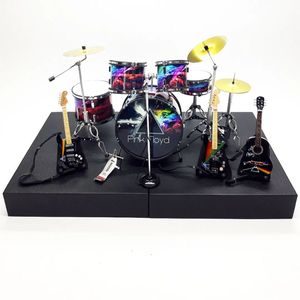 Guitarra y Batería en Miniatura de la Famosa Banda Pink Floyd |   Caja Exclusiva Gratuita para Figuras de Acción - Product Image 1