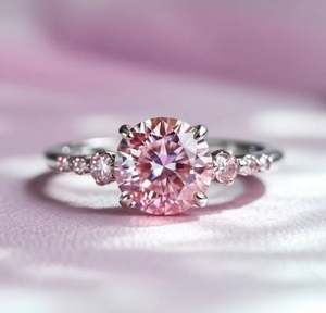 แหวนมอสซาไนต์สีชมพูอ่อนในตัวเรือนเงินแท้ 925 ดีไซน์หรูหราสง่างาม แหวนพลอยสีชมพูอ่อนสำหรับงานหมั้นและงานแต่งงานสำหรับผู้หญิง - Product Image 3