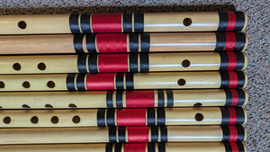 Flûte Bansuri en bambou artisanale, instrument de musique traditionnel indien en bois avec bandes décoratives rouges et noires - Product Image 3