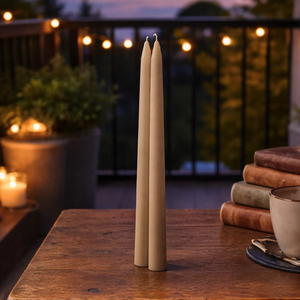 Ensemble de 2 bougies coniques sans fumée en cire de paraffine faites à la main, couleur beige chaud |   Décoration de fêtes et de bars |   Mariages sans parfum - Product Image 1