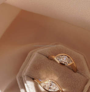 Bague en or jaune moderne avec diamant marquise et sertissage clos, élégante bague de fiançailles minimaliste pour femme, cadeau de joaillerie fine de luxe - Product Image 1
