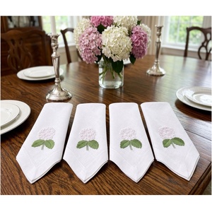 Servilletas de Tela de Lino Clásicas Personalizadas con Bordado de Hortensias Blancas, Tamaño Completo, con Dobladillo, Lavables a Máquina, para la Cena - Product Image 3