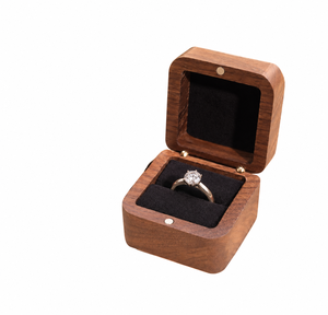 Caja de Anillo de Madera de Nogal de Lujo con Forro de Terciopelo Negro – Elegante Caja de Regalo para Joyería - Product Image 1