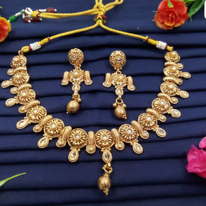 Parure Collier Ras-du-Cou Tendance en Laiton Plaqué Or Finition Florale Antique et Boucles d'Oreilles Assorties pour Femme, Cadeau Indien pour Fiançailles et Anniversaire - Product Image 1
