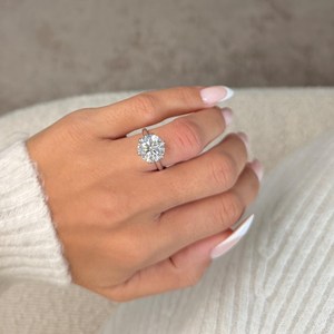 Anillo de Compromiso con Diamante Cultivado en Laboratorio de 5 Quilates, Corte Redondo, 6 Puntas, Oro Blanco de 14k, Certificado IGI - Product Image 6
