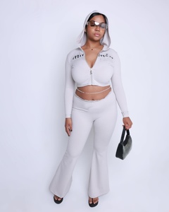 Ensemble de yoga blanc 2 pièces : Crop top à capuche et leggings évasés longs avec fermeture éclair sur le devant, en Spandex et Polyester respirant, pour femme - Product Image 1
