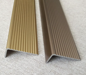 Perfil de aluminio en forma de V fabricado con aleación 6063-T5 para molduras de esquinas, protección de bordes, techos, paredes y uso en construcción. - Product Image 2