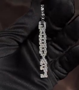 จี้เพชรโมอิสซาไนต์แบบฮิปฮอป จี้เพชรโมอิสซาไนต์แบบสั่งทำแนวตั้ง ประดับเพชรเต็มตัว จี้ตัวอักษรเงินแท้ 925 - Product Image 4