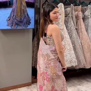 Sari de seda Tabby de primera calidad con un hermoso estampado integral, elegantes lentejuelas y auténtico trabajo con espejos, diseñado para brindar una experiencia única. - Product Image 5