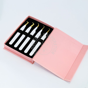 Pince à épiler d'extension de cils la mieux notée Couleur blanche Pointe dorée Pince à cils classique incurvée à 45 degrés Testé à la main durable - Product Image 1