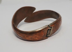 Manchette en cuivre martelé de luxe pour l'équilibre énergétique et la guérison - Product Image 3