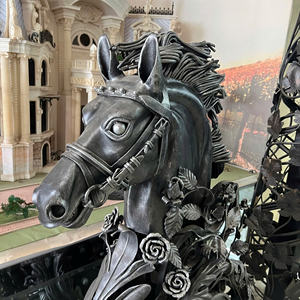 Postes de Hierro Forjado para Caballos, Lujosos, 100% Forjados a Mano, Columnas Decorativas para Entrada, Resistentes a la Intemperie, Diseño Personalizado - Product Image 4