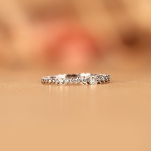 Anillo de Diamante Corte Princesa con Banda de Perlas y Piedras Laterales Cultivadas en Laboratorio, Oro Blanco de 14K, Certificado IGI, Anillo de Compromiso Minimalista de Lujo - Product Image 2